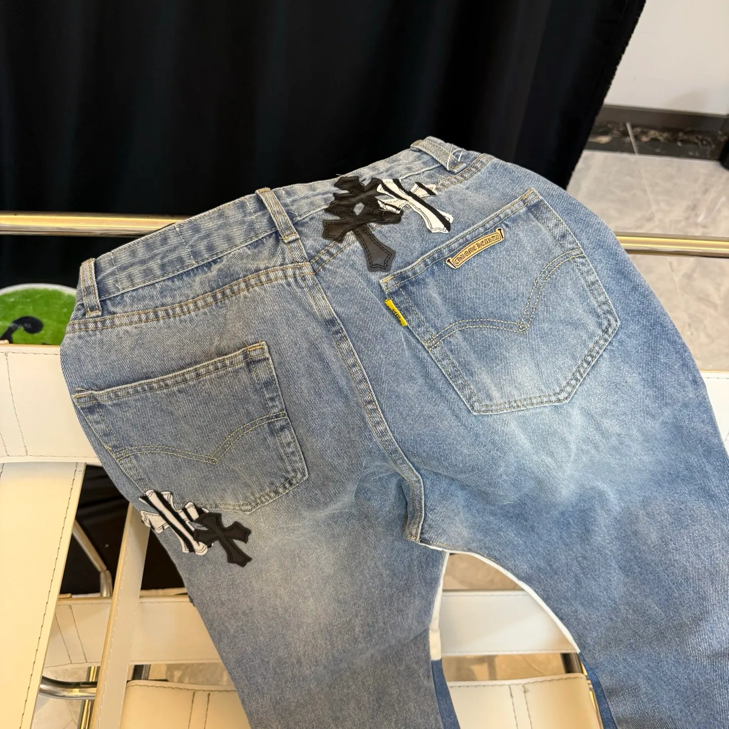P290 model number: D333 GALLERY DEPT & Chrome hearts Co-branded spliced cow leather cross loose washed flared jeans to truly restore the ultimate vintage texture. The original hardware accessories, washed and other elevators, and the QR code analysis are all purchased from the original factory, with a high degree of restoration. You are welcome to compare the products~ Three-dimensional version Loose and comfortable, not picky about the figure, taller and slimmer, factory Seiko, original factory quality control, same style for men and women, can be matched with couples, versatile recommendation, must-have jeans for all seasons Trendy people have been disappointed. From the quality selection of fabrics, the tailoring of details, and the matching of patterns, everything is impeccable! The upper body is so handsome when worn...it can be easily worn by men, women and children! The craftsmanship is made of heavy-duty washed pure cotton denim fabric. After washing, it is soft and thick. It is very stylish when worn. Size: 28, 30, 32, 34, 36 (S-XXL) Color: Stitching Size reference # 28 trouser length 100 waist 72 30 trouser length 102 waist 76 32 trouser length 104 waist 80 34 trouser length 106 waist 84 36 pants length 108 waist circumference 88